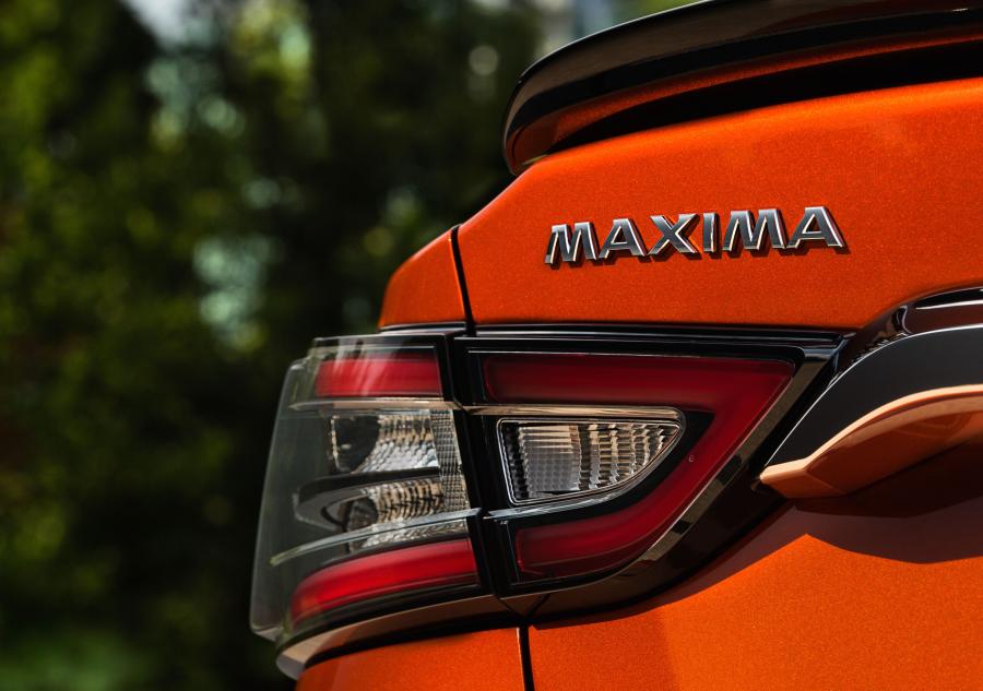 Логотип Nissan Maxima SR 2018 года  (фото 2 из 30)